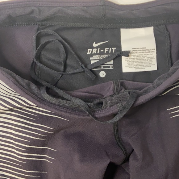Nike dry fit reflective running leggings. Size small black and gray - Picture 5 of 8
